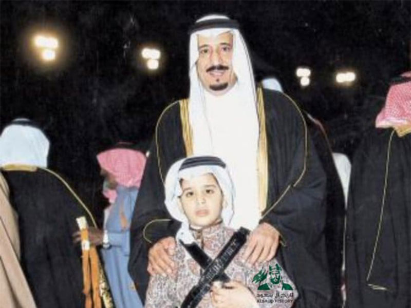 بالصور و بالفيديو خادم الحرمين الشريفين مع ولي العهد في طفولته
